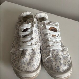 Floral Canvas Lace-Up Sneakers in White and Gray